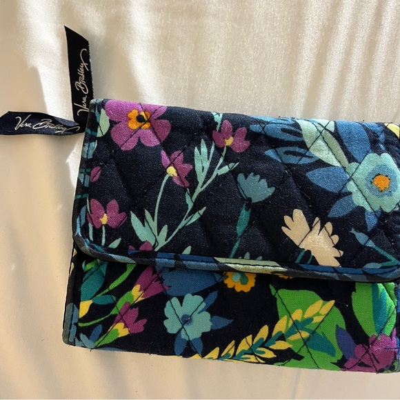 VERA BRADLEY wallet…Black with a floral print - Picture 3 of 9